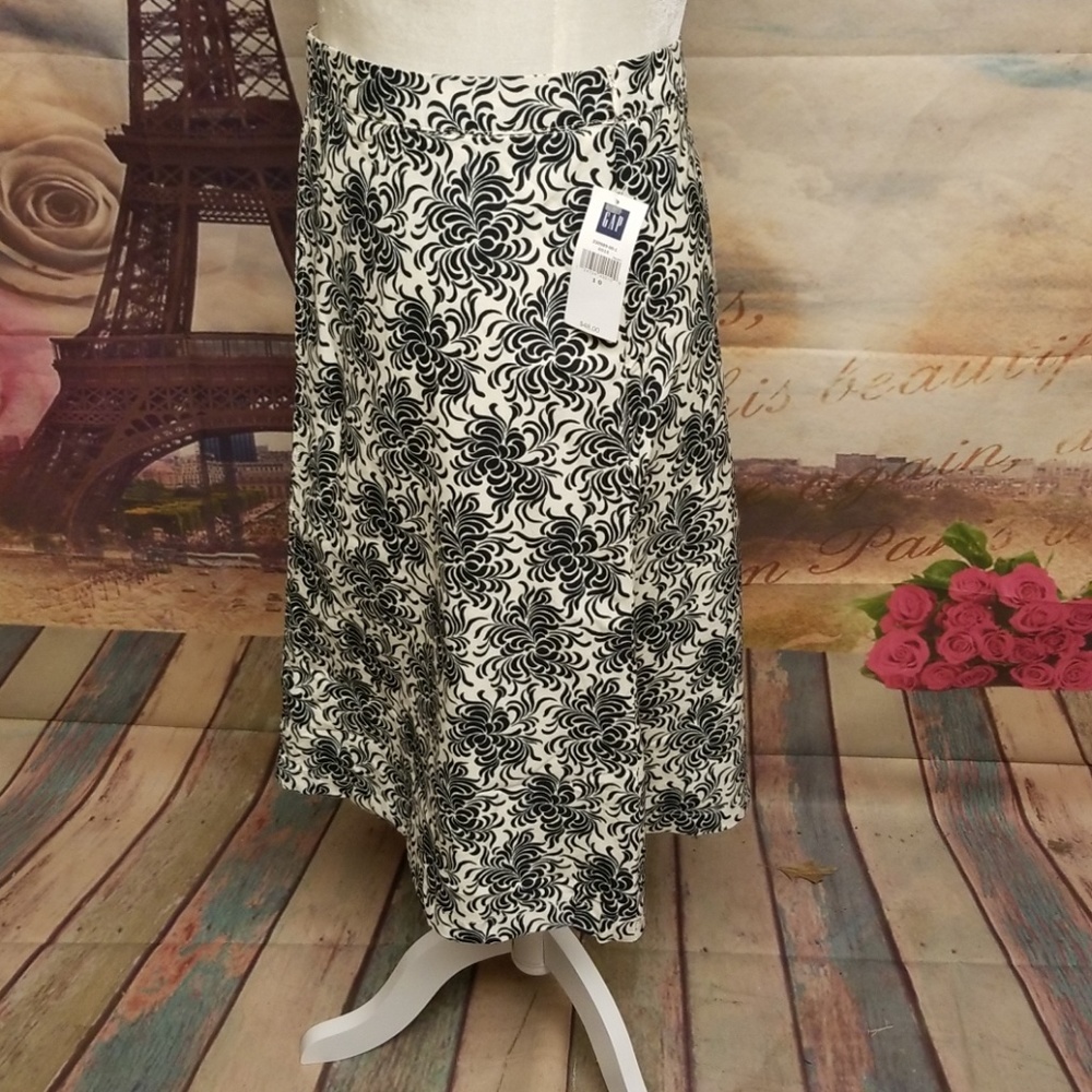 SOLD SOLD E ⭐️ NWT Gap floral print skirt - Picture 3 of 6